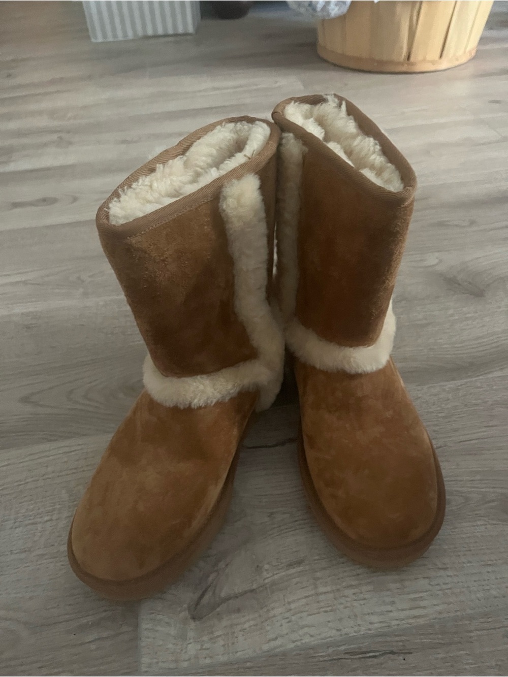UGG Chestnut Suede Faux Shearling Winter Bootsbrand new Ugg boots.